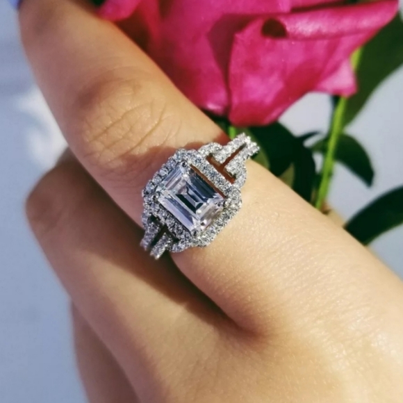 Beautiful Simulated 925 Engagement ring - Picture 9 of 11